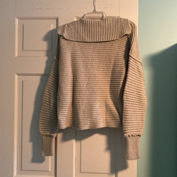 Freepeople Sweater Oatmeal color, short fringe detailing around v neck & sleeves - Picture 5 of 10